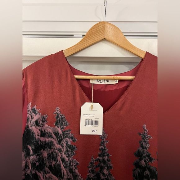 🌲Nice Things🌲- Alpine Valley Digital Print Dress / Merlot - Picture 13 of 13
